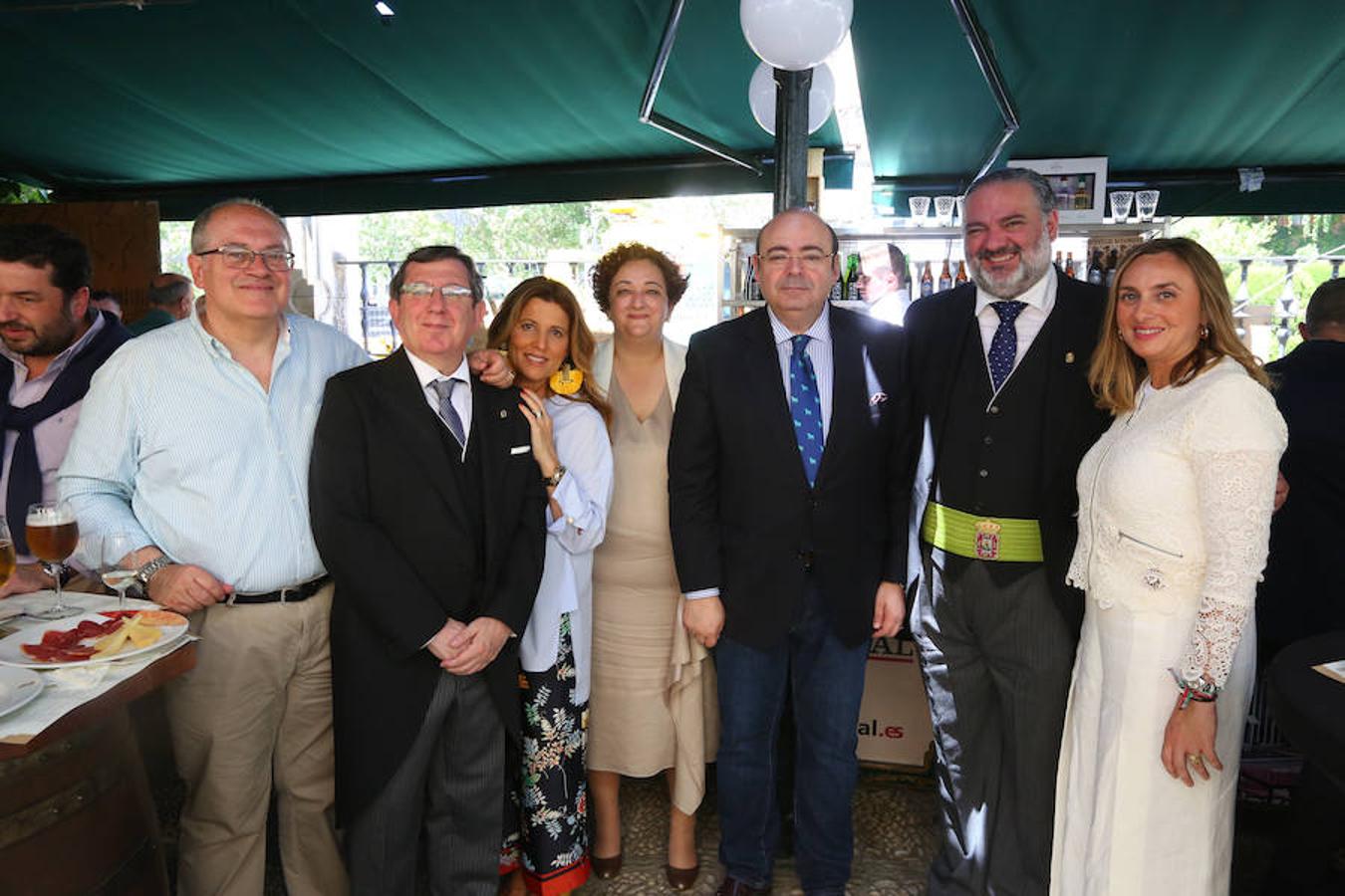 Las Titas en el centro de la ciudad vuelve a presumir del mejor ambiente con muchos amigos de IDEAL. Las mejores imágenes de este Corpus, en este  enlace