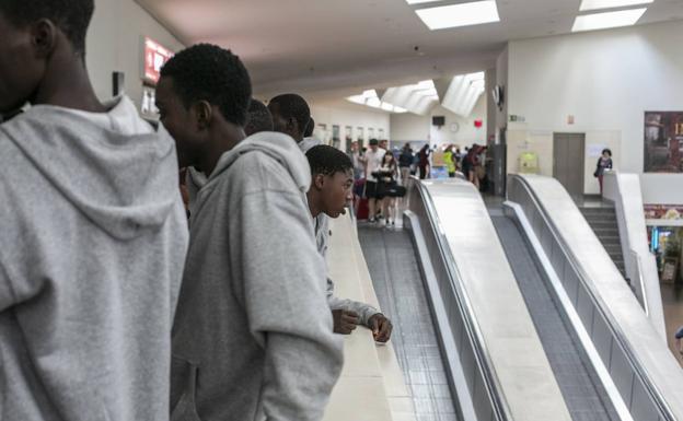 Uno de los jóvenes en la estación de Autobuses 