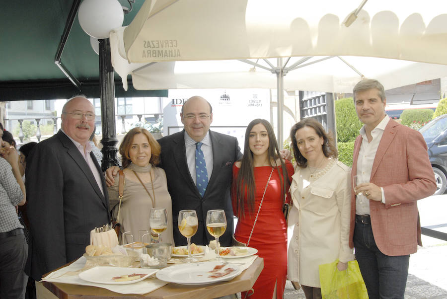 Las Titas en el centro de la ciudad vuelve a presumir del mejor ambiente con muchos amigos de IDEAL. Las mejores imágenes de este Corpus, en este  enlace