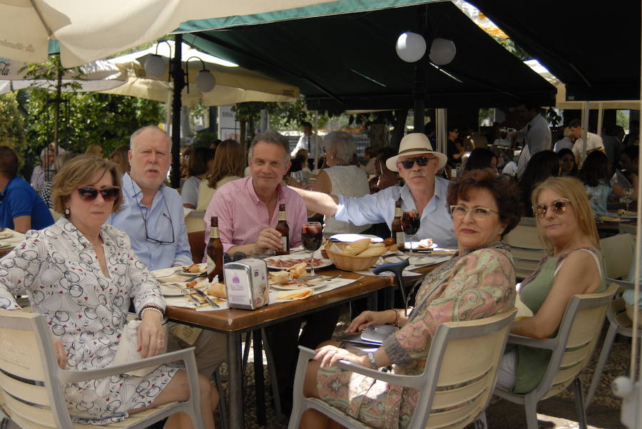 Las Titas en el centro de la ciudad vuelve a presumir del mejor ambiente con muchos amigos de IDEAL. Las mejores imágenes de este Corpus, en este  enlace