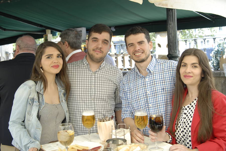 Las Titas en el centro de la ciudad vuelve a presumir del mejor ambiente con muchos amigos de IDEAL. Las mejores imágenes de este Corpus, en este  enlace