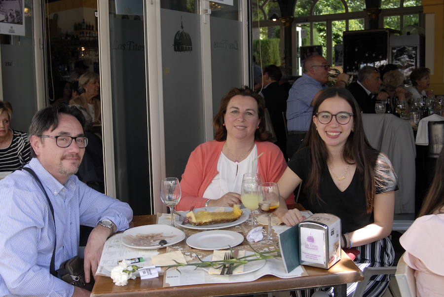 Las Titas en el centro de la ciudad vuelve a presumir del mejor ambiente con muchos amigos de IDEAL. Las mejores imágenes de este Corpus, en este  enlace