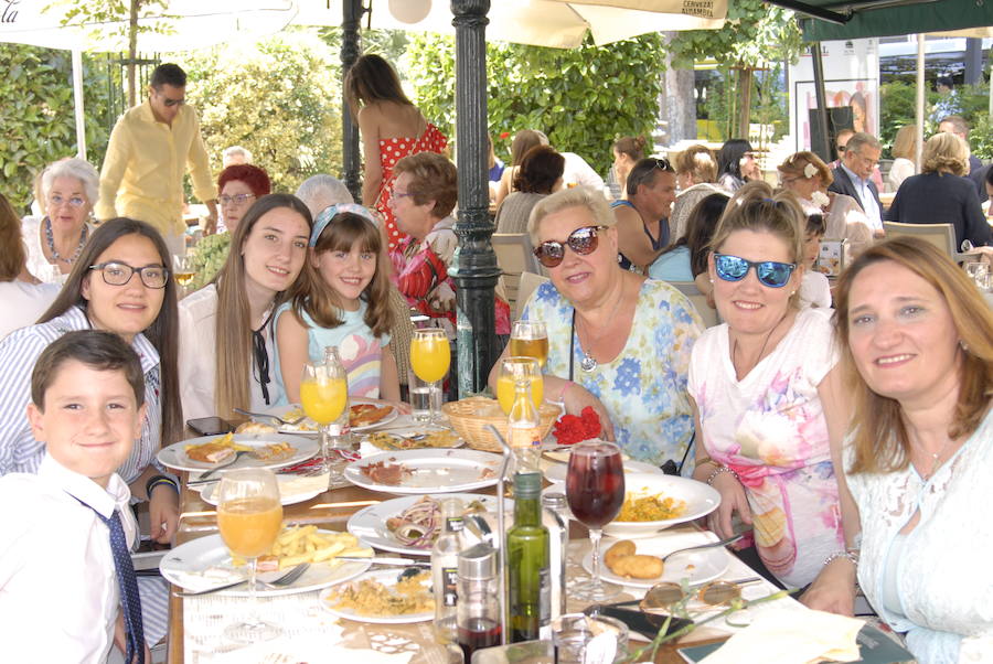 Las Titas en el centro de la ciudad vuelve a presumir del mejor ambiente con muchos amigos de IDEAL. Las mejores imágenes de este Corpus, en este  enlace