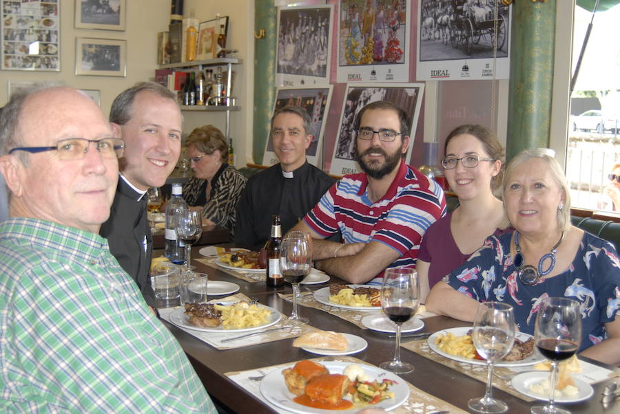 Las Titas en el centro de la ciudad vuelve a presumir del mejor ambiente con muchos amigos de IDEAL. Las mejores imágenes de este Corpus, en este  enlace