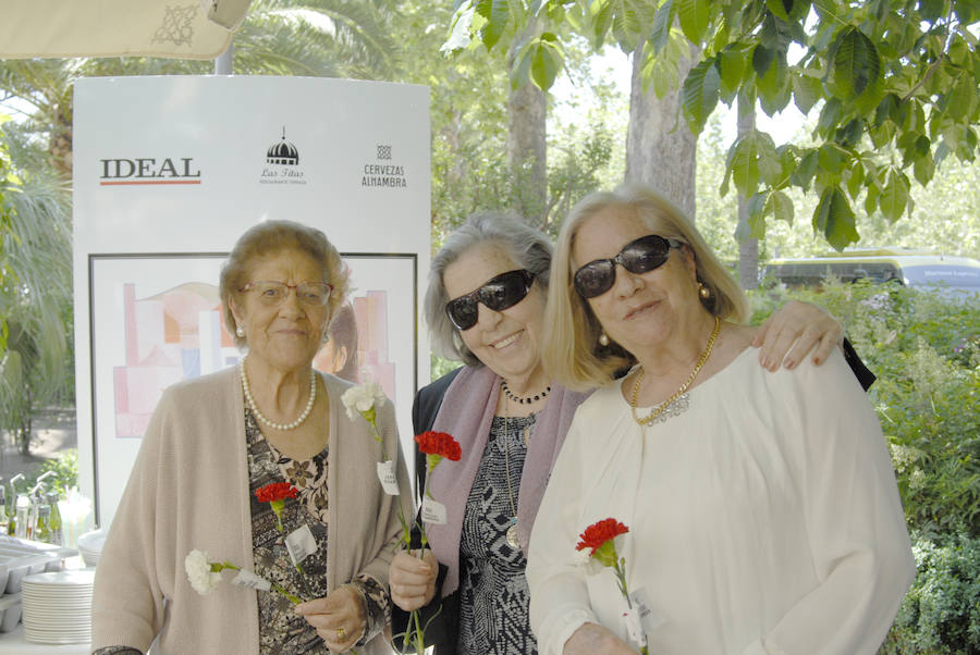 Las Titas en el centro de la ciudad vuelve a presumir del mejor ambiente con muchos amigos de IDEAL. Las mejores imágenes de este Corpus, en este  enlace