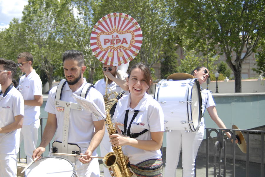 Las Titas en el centro de la ciudad vuelve a presumir del mejor ambiente con muchos amigos de IDEAL. Las mejores imágenes de este Corpus, en este  enlace