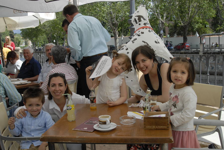 Las Titas en el centro de la ciudad vuelve a presumir del mejor ambiente con muchos amigos de IDEAL. Las mejores imágenes de este Corpus, en este  enlace