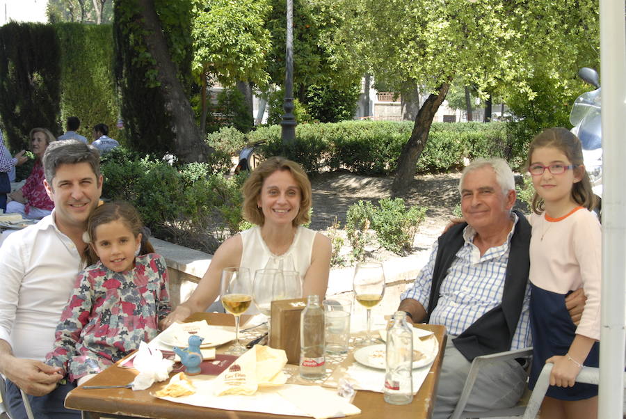 Las Titas en el centro de la ciudad vuelve a presumir del mejor ambiente con muchos amigos de IDEAL. Las mejores imágenes de este Corpus, en este  enlace