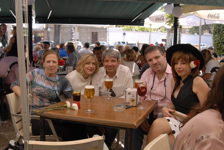 Las Titas en el centro de la ciudad vuelve a presumir del mejor ambiente con muchos amigos de IDEAL. Las mejores imágenes de este Corpus, en este  enlace