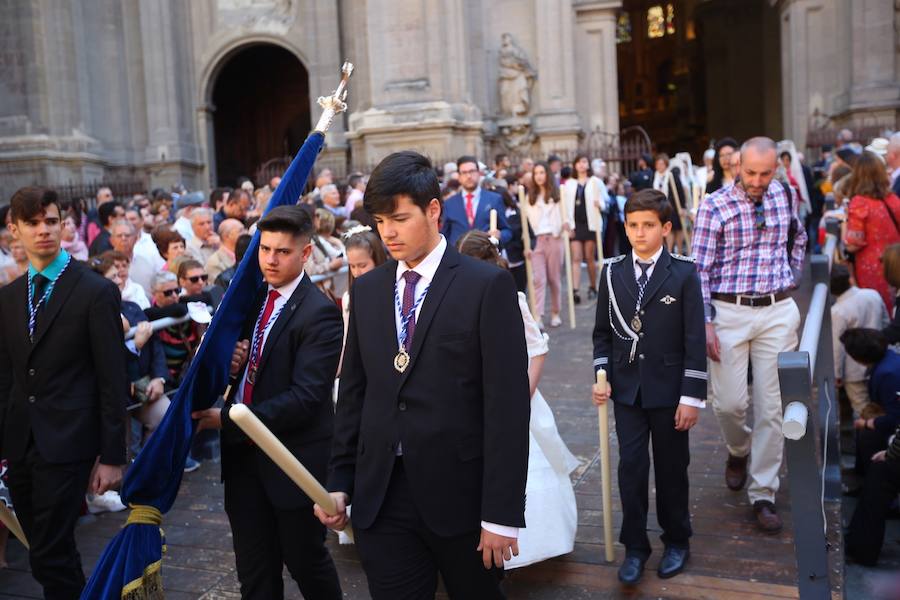 El extenso cortejo ha mezclado los elementos civiles y religiosos en un colorido desfile que ha sido seguido por miles de personas en la calle. Puede ver más fotos del Corpus en  este enlace . 