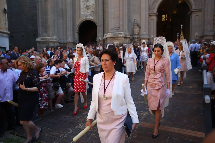 El extenso cortejo ha mezclado los elementos civiles y religiosos en un colorido desfile que ha sido seguido por miles de personas en la calle. Puede ver más fotos del Corpus en  este enlace . 