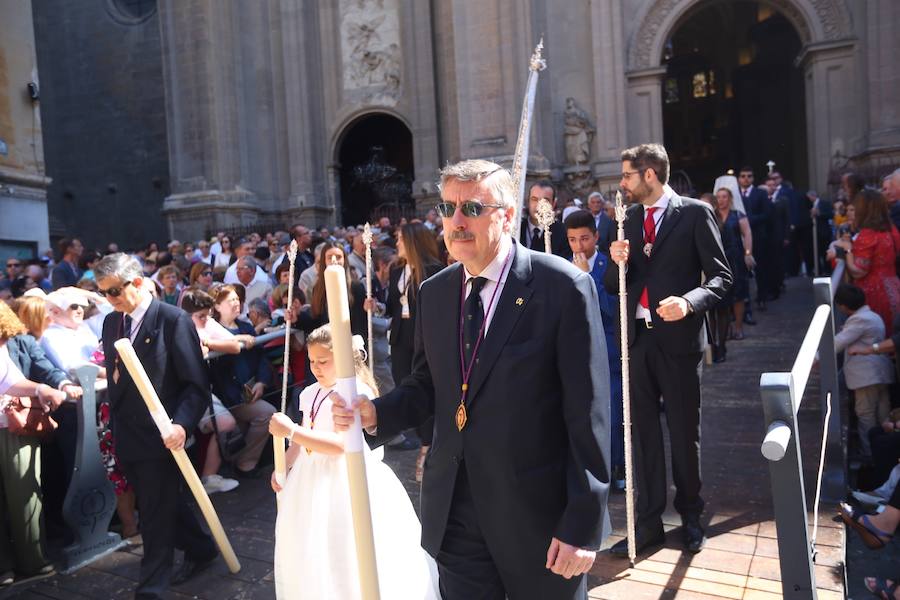 El extenso cortejo ha mezclado los elementos civiles y religiosos en un colorido desfile que ha sido seguido por miles de personas en la calle. Puede ver más fotos del Corpus en  este enlace . 