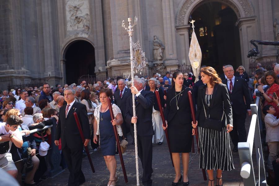 El extenso cortejo ha mezclado los elementos civiles y religiosos en un colorido desfile que ha sido seguido por miles de personas en la calle. Puede ver más fotos del Corpus en  este enlace . 