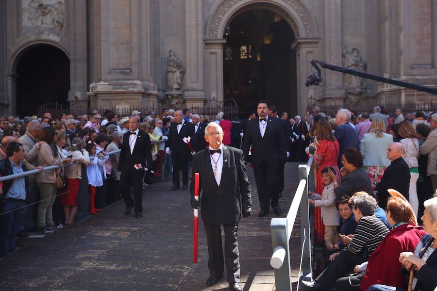 El extenso cortejo ha mezclado los elementos civiles y religiosos en un colorido desfile que ha sido seguido por miles de personas en la calle. Puede ver más fotos del Corpus en  este enlace . 