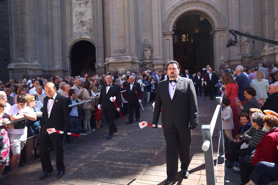 El extenso cortejo ha mezclado los elementos civiles y religiosos en un colorido desfile que ha sido seguido por miles de personas en la calle. Puede ver más fotos del Corpus en  este enlace . 