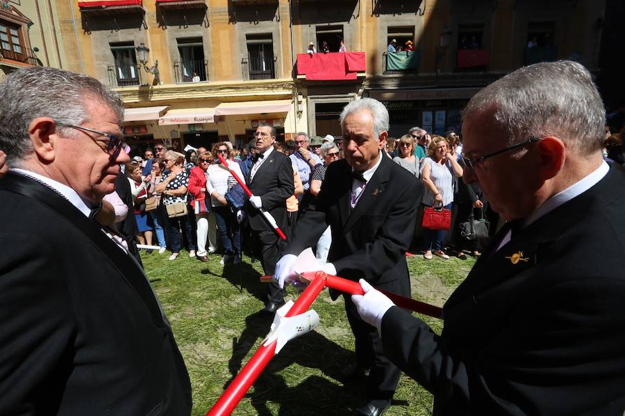 El extenso cortejo ha mezclado los elementos civiles y religiosos en un colorido desfile que ha sido seguido por miles de personas en la calle. Puede ver más fotos del Corpus en  este enlace . 