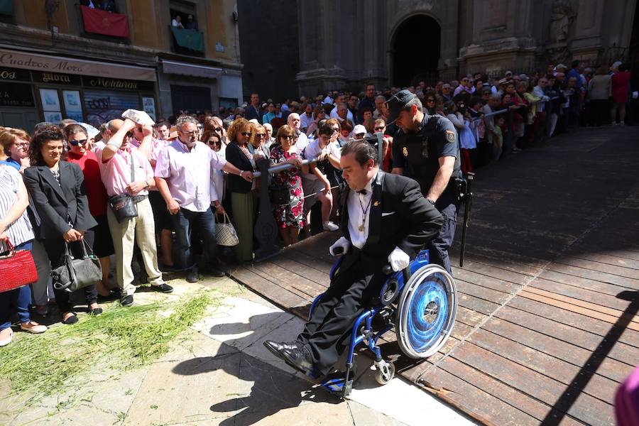 El extenso cortejo ha mezclado los elementos civiles y religiosos en un colorido desfile que ha sido seguido por miles de personas en la calle. Puede ver más fotos del Corpus en  este enlace . 