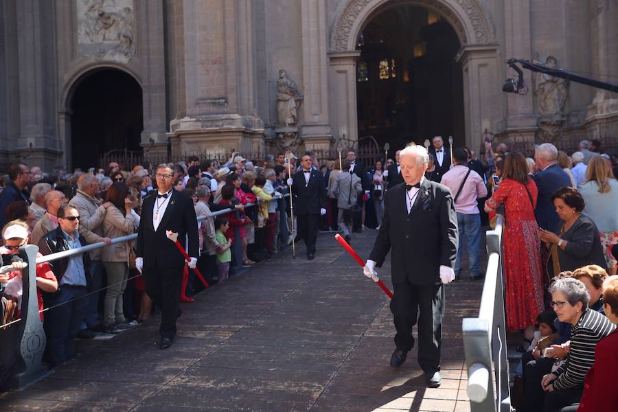 El extenso cortejo ha mezclado los elementos civiles y religiosos en un colorido desfile que ha sido seguido por miles de personas en la calle. Puede ver más fotos del Corpus en  este enlace . 