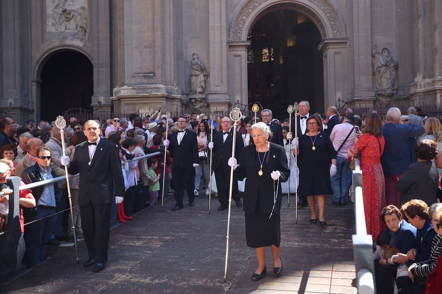 El extenso cortejo ha mezclado los elementos civiles y religiosos en un colorido desfile que ha sido seguido por miles de personas en la calle. Puede ver más fotos del Corpus en  este enlace . 