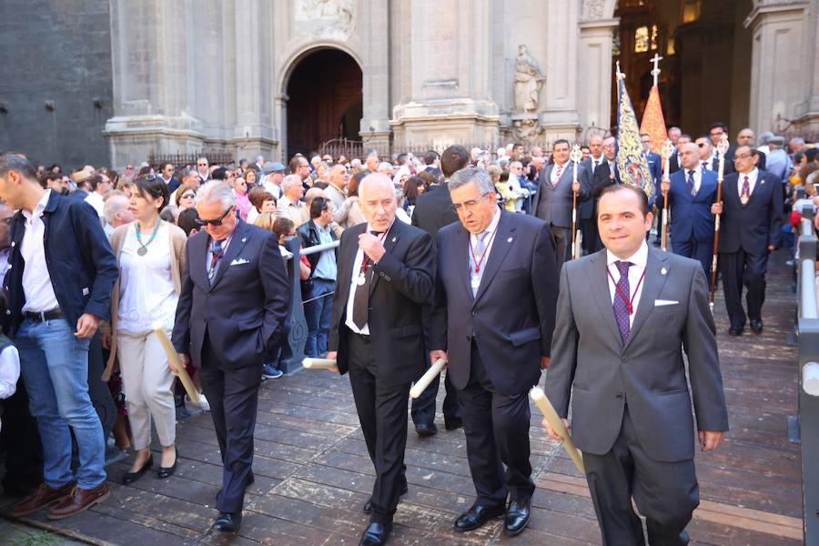 El extenso cortejo ha mezclado los elementos civiles y religiosos en un colorido desfile que ha sido seguido por miles de personas en la calle. Puede ver más fotos del Corpus en  este enlace . 