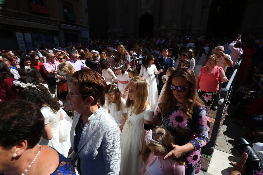 El extenso cortejo ha mezclado los elementos civiles y religiosos en un colorido desfile que ha sido seguido por miles de personas en la calle. Puede ver más fotos del Corpus en  este enlace . 