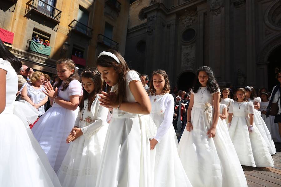 El extenso cortejo ha mezclado los elementos civiles y religiosos en un colorido desfile que ha sido seguido por miles de personas en la calle. Puede ver más fotos del Corpus en  este enlace . 