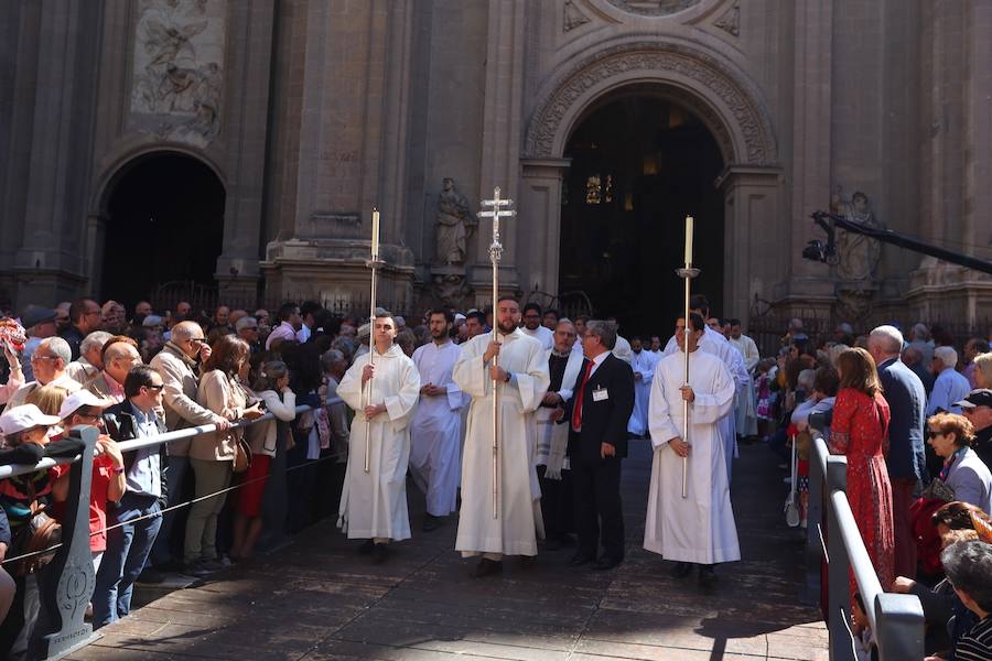 El extenso cortejo ha mezclado los elementos civiles y religiosos en un colorido desfile que ha sido seguido por miles de personas en la calle. Puede ver más fotos del Corpus en  este enlace . 