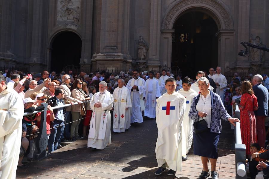 El extenso cortejo ha mezclado los elementos civiles y religiosos en un colorido desfile que ha sido seguido por miles de personas en la calle. Puede ver más fotos del Corpus en  este enlace . 