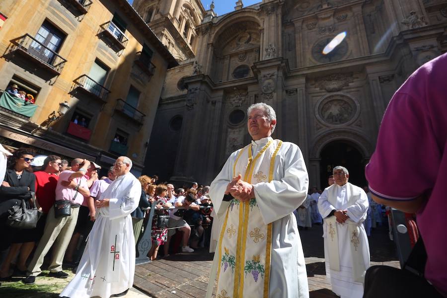 El extenso cortejo ha mezclado los elementos civiles y religiosos en un colorido desfile que ha sido seguido por miles de personas en la calle. Puede ver más fotos del Corpus en  este enlace . 