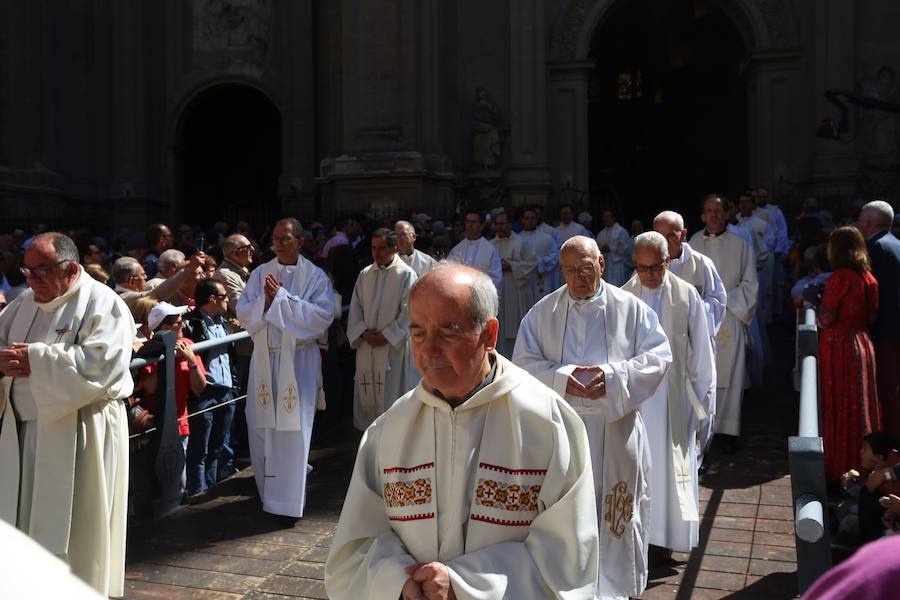 El extenso cortejo ha mezclado los elementos civiles y religiosos en un colorido desfile que ha sido seguido por miles de personas en la calle. Puede ver más fotos del Corpus en  este enlace . 