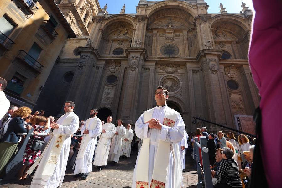 El extenso cortejo ha mezclado los elementos civiles y religiosos en un colorido desfile que ha sido seguido por miles de personas en la calle. Puede ver más fotos del Corpus en  este enlace . 