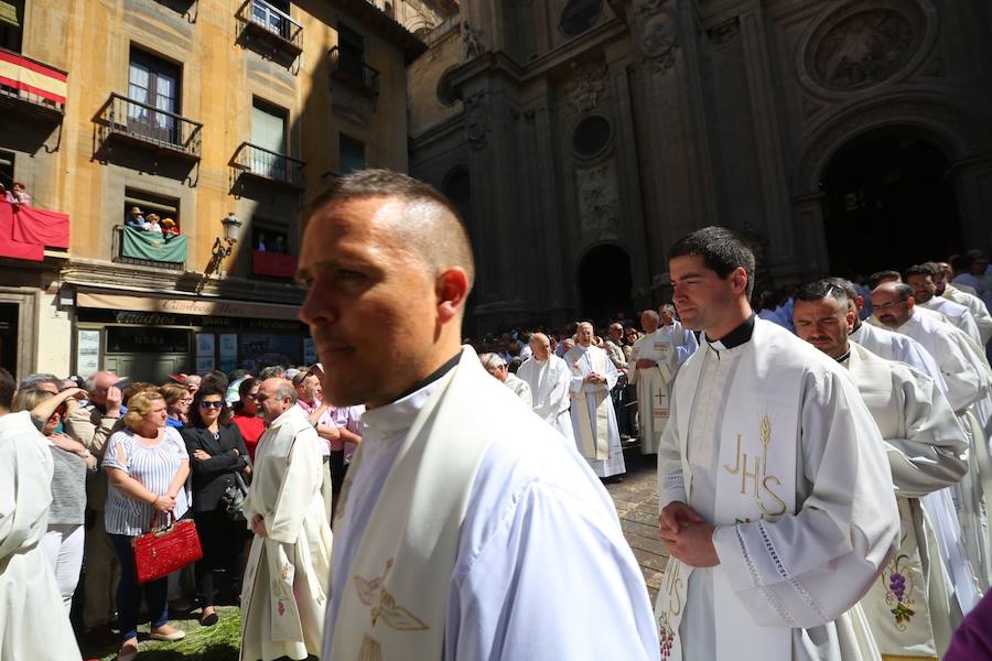 El extenso cortejo ha mezclado los elementos civiles y religiosos en un colorido desfile que ha sido seguido por miles de personas en la calle. Puede ver más fotos del Corpus en  este enlace . 