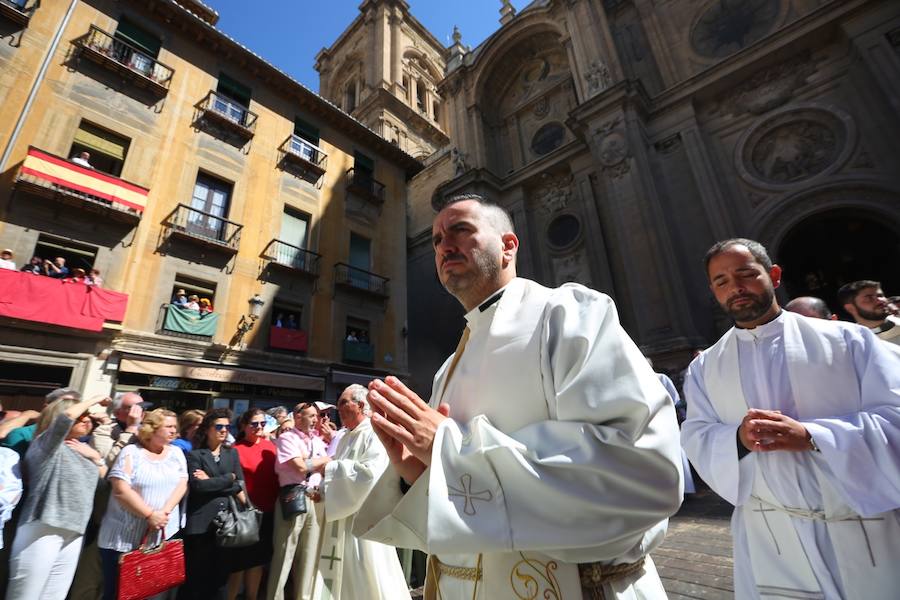 El extenso cortejo ha mezclado los elementos civiles y religiosos en un colorido desfile que ha sido seguido por miles de personas en la calle. Puede ver más fotos del Corpus en  este enlace . 