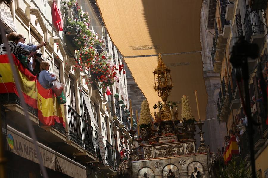 El extenso cortejo ha mezclado los elementos civiles y religiosos en un colorido desfile que ha sido seguido por miles de personas en la calle. Puede ver más fotos del Corpus en  este enlace . 