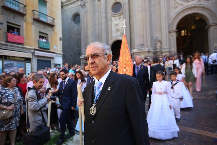 El extenso cortejo ha mezclado los elementos civiles y religiosos en un colorido desfile que ha sido seguido por miles de personas en la calle. Puede ver más fotos del Corpus en  este enlace . 