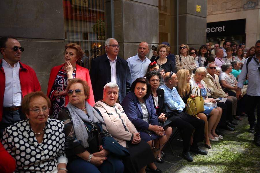 El extenso cortejo ha mezclado los elementos civiles y religiosos en un colorido desfile que ha sido seguido por miles de personas en la calle. Puede ver más fotos del Corpus en  este enlace . 