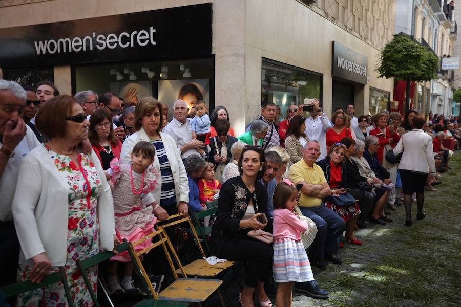 El extenso cortejo ha mezclado los elementos civiles y religiosos en un colorido desfile que ha sido seguido por miles de personas en la calle. Puede ver más fotos del Corpus en  este enlace . 