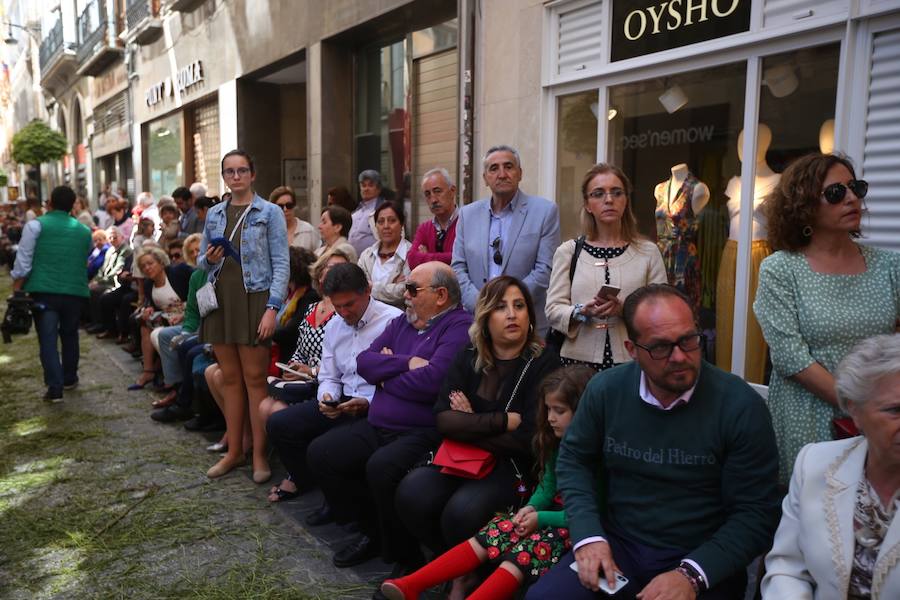 El extenso cortejo ha mezclado los elementos civiles y religiosos en un colorido desfile que ha sido seguido por miles de personas en la calle. Puede ver más fotos del Corpus en  este enlace . 