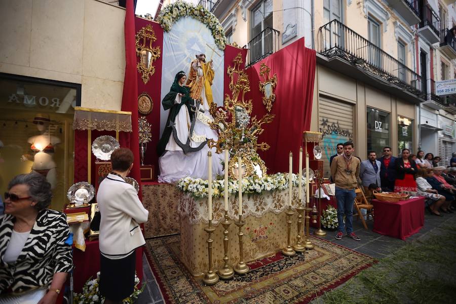 El extenso cortejo ha mezclado los elementos civiles y religiosos en un colorido desfile que ha sido seguido por miles de personas en la calle. Puede ver más fotos del Corpus en  este enlace . 