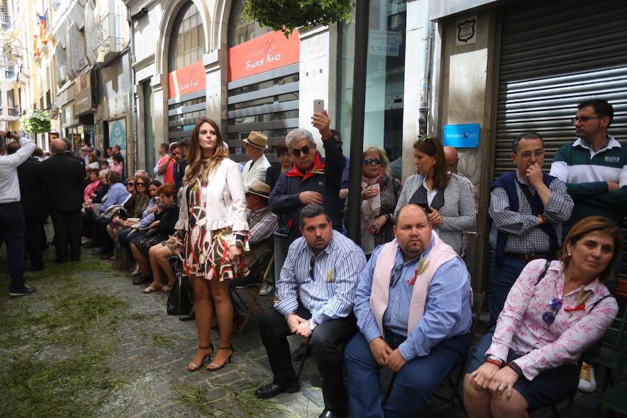 El extenso cortejo ha mezclado los elementos civiles y religiosos en un colorido desfile que ha sido seguido por miles de personas en la calle. Puede ver más fotos del Corpus en  este enlace . 