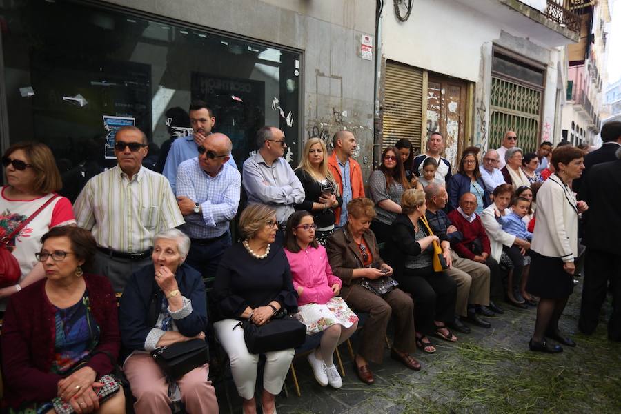 El extenso cortejo ha mezclado los elementos civiles y religiosos en un colorido desfile que ha sido seguido por miles de personas en la calle. Puede ver más fotos del Corpus en  este enlace . 