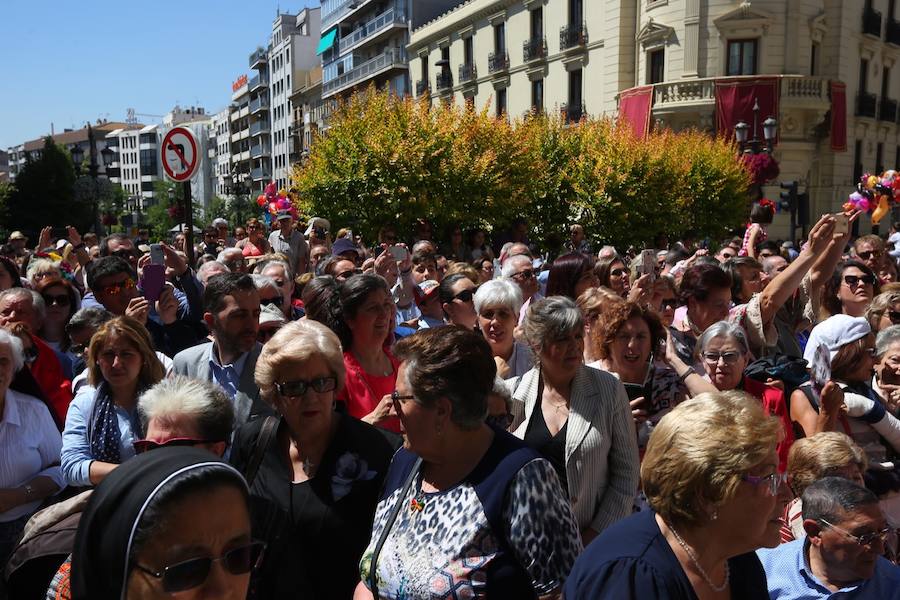 El extenso cortejo ha mezclado los elementos civiles y religiosos en un colorido desfile que ha sido seguido por miles de personas en la calle. Puede ver más fotos del Corpus en  este enlace . 