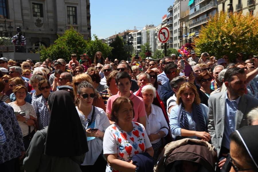 El extenso cortejo ha mezclado los elementos civiles y religiosos en un colorido desfile que ha sido seguido por miles de personas en la calle. Puede ver más fotos del Corpus en  este enlace . 