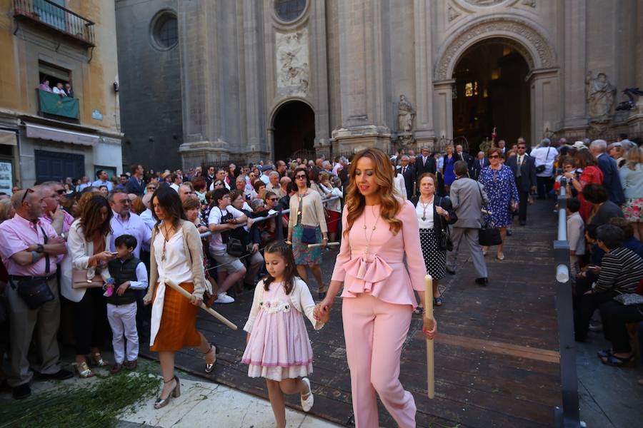 El extenso cortejo ha mezclado los elementos civiles y religiosos en un colorido desfile que ha sido seguido por miles de personas en la calle. Puede ver más fotos del Corpus en  este enlace . 