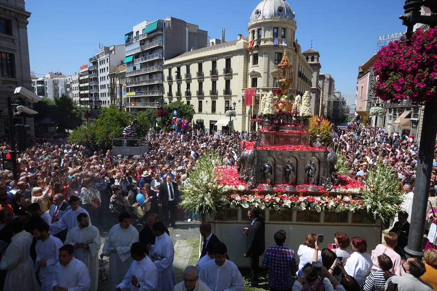 El extenso cortejo ha mezclado los elementos civiles y religiosos en un colorido desfile que ha sido seguido por miles de personas en la calle. Puede ver más fotos del Corpus en  este enlace . 