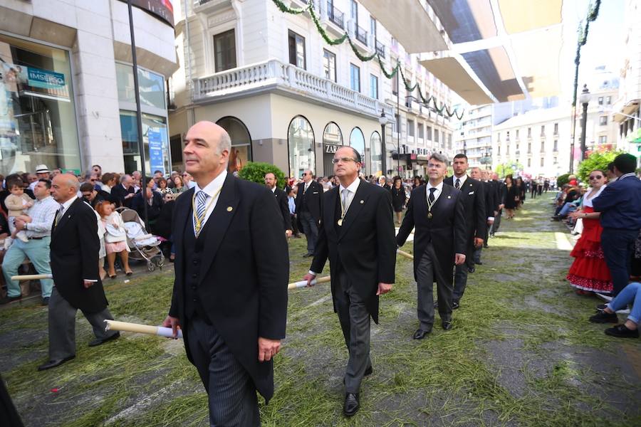 El extenso cortejo ha mezclado los elementos civiles y religiosos en un colorido desfile que ha sido seguido por miles de personas en la calle. Puede ver más fotos del Corpus en  este enlace . 