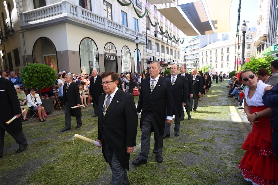 El extenso cortejo ha mezclado los elementos civiles y religiosos en un colorido desfile que ha sido seguido por miles de personas en la calle. Puede ver más fotos del Corpus en  este enlace . 