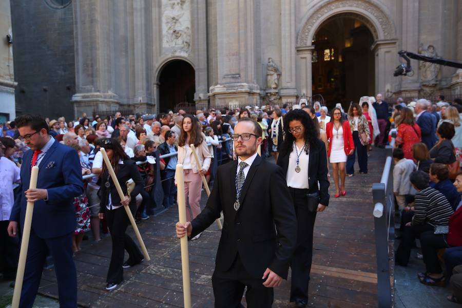 El extenso cortejo ha mezclado los elementos civiles y religiosos en un colorido desfile que ha sido seguido por miles de personas en la calle. Puede ver más fotos del Corpus en  este enlace . 