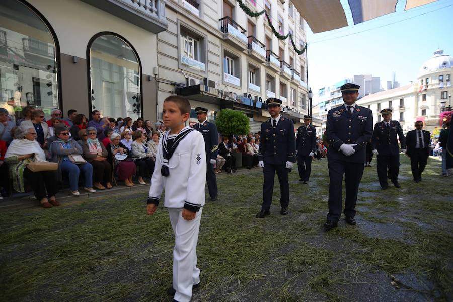 El extenso cortejo ha mezclado los elementos civiles y religiosos en un colorido desfile que ha sido seguido por miles de personas en la calle. Puede ver más fotos del Corpus en  este enlace . 