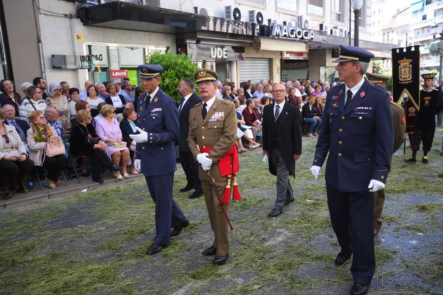 El extenso cortejo ha mezclado los elementos civiles y religiosos en un colorido desfile que ha sido seguido por miles de personas en la calle. Puede ver más fotos del Corpus en  este enlace . 